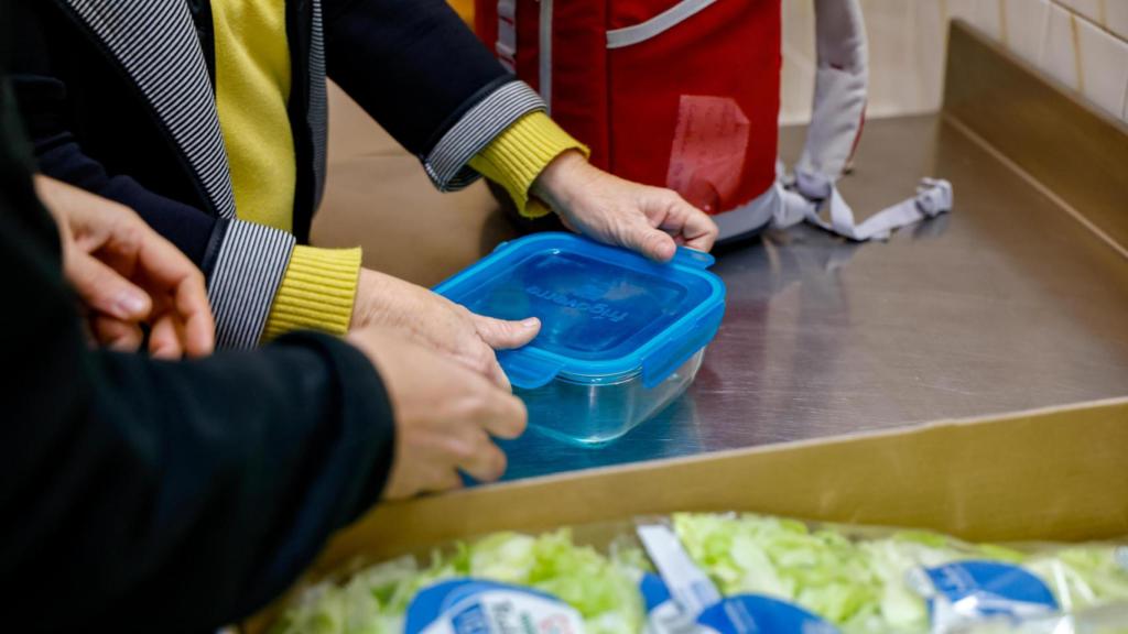 La dignidad en la entrega es fundamental y se utilizan táperes de cristal que se rellenan directamente en los centros de origen.