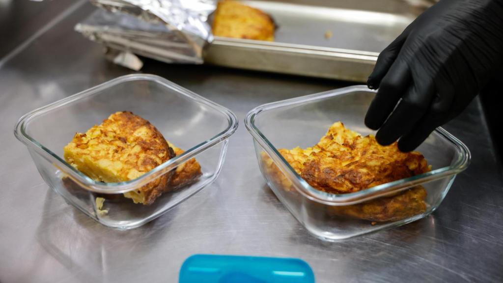 Raciones de tortilla de patata, excedente de una cocina local, son recuperadas para evitar el desperdicio.