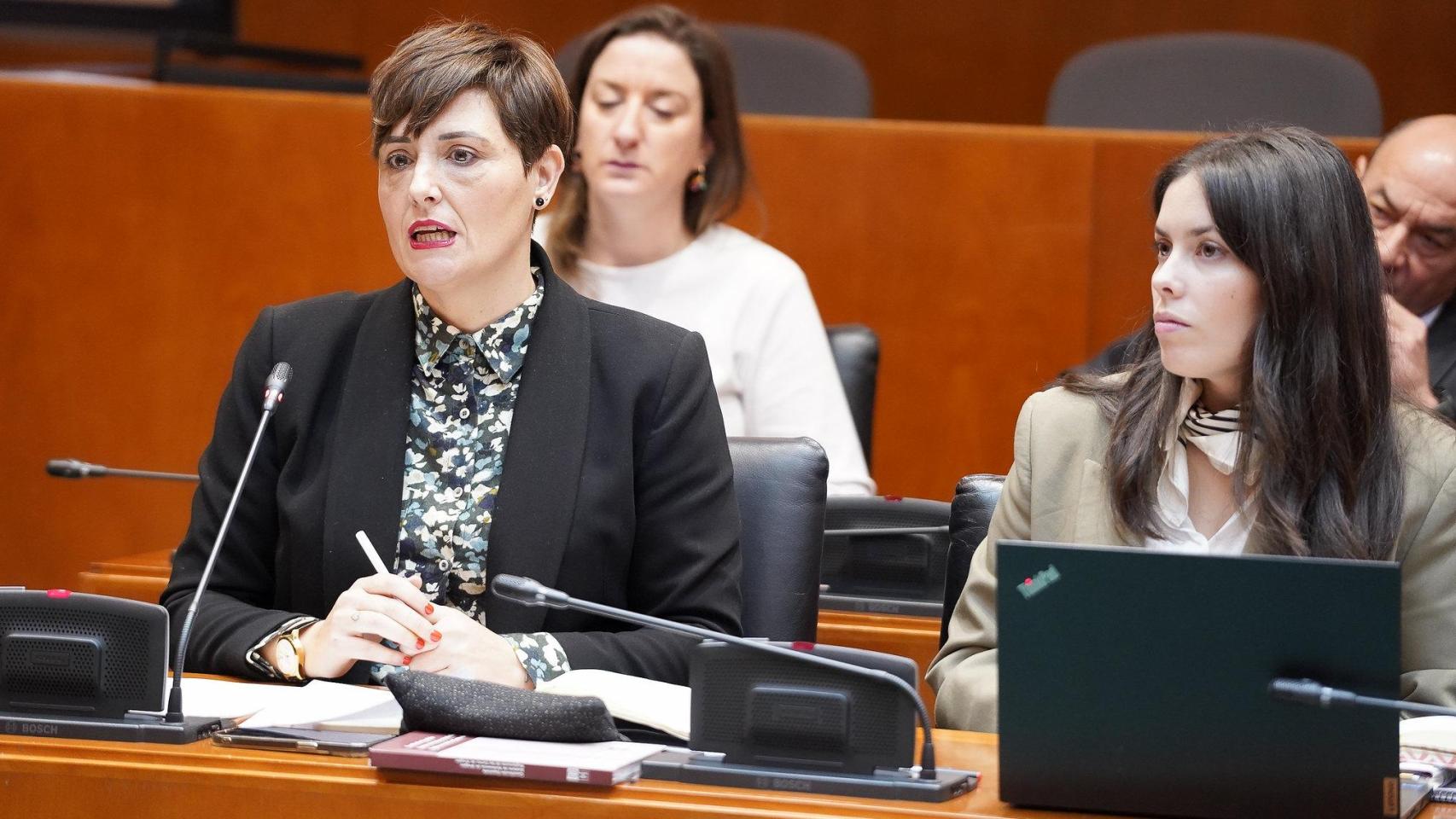 Leticia Soria (a la izquierda) en una de las últimas comisiones de la legislatura.