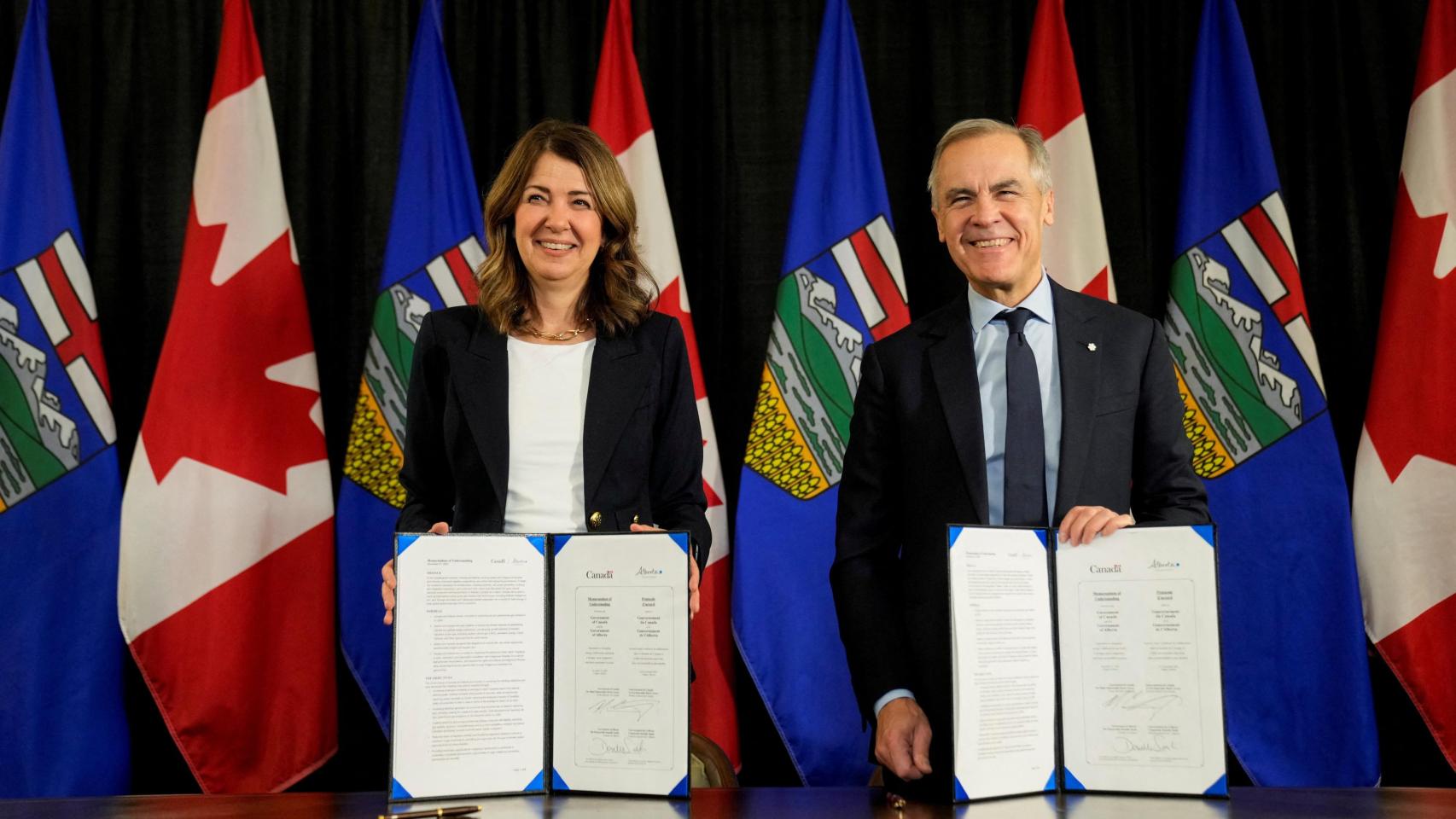 El primer ministro de Canadá, Mark Carney, y la primera ministra de Alberta, Danielle Smith, tras la firma de un Memorando de Entendimiento (MOU) en Calgary, Alberta.