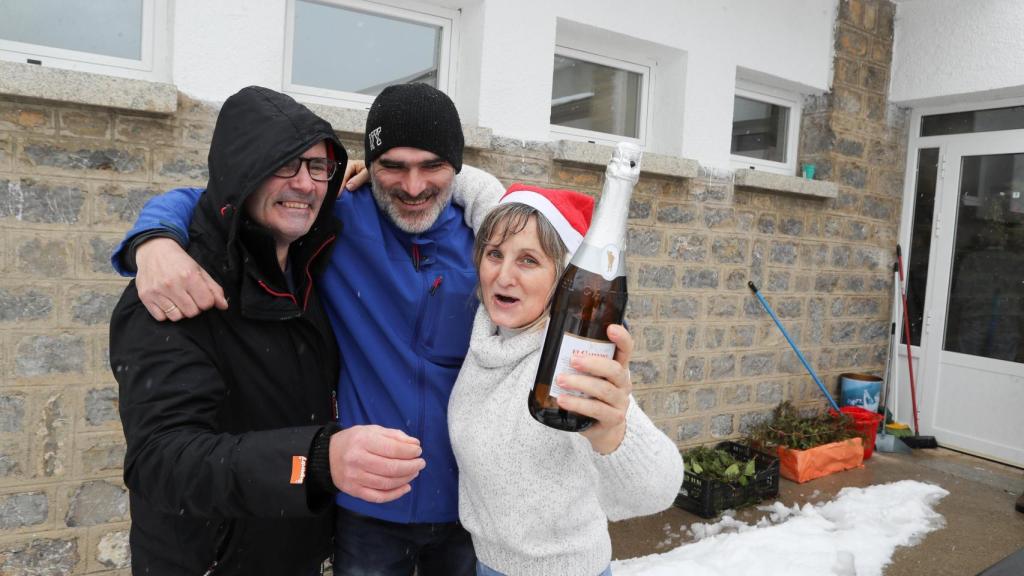 Agraciados con el ‘Gordo’ del Sorteo Extraordinario de la Lotería de Navidad 2025 correspondiente al número 79432 celebran su suerte