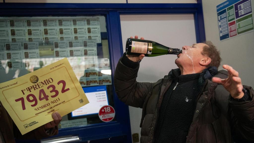 Agraciados con el ‘Gordo’ del Sorteo Extraordinario de la Lotería de Navidad 2025 correspondiente al número 79432 celebran su suerte.