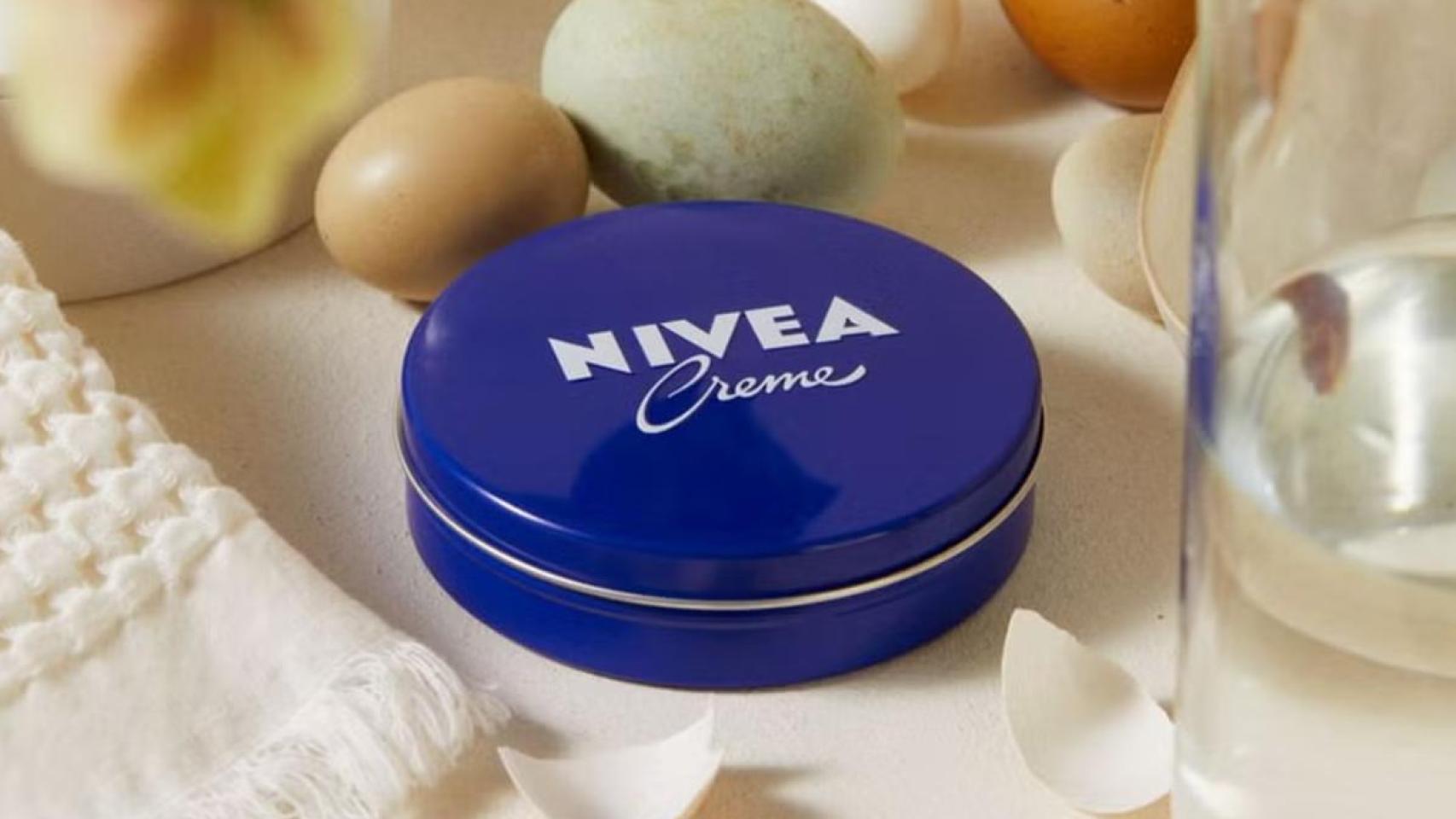 Lata azul de Nivea.