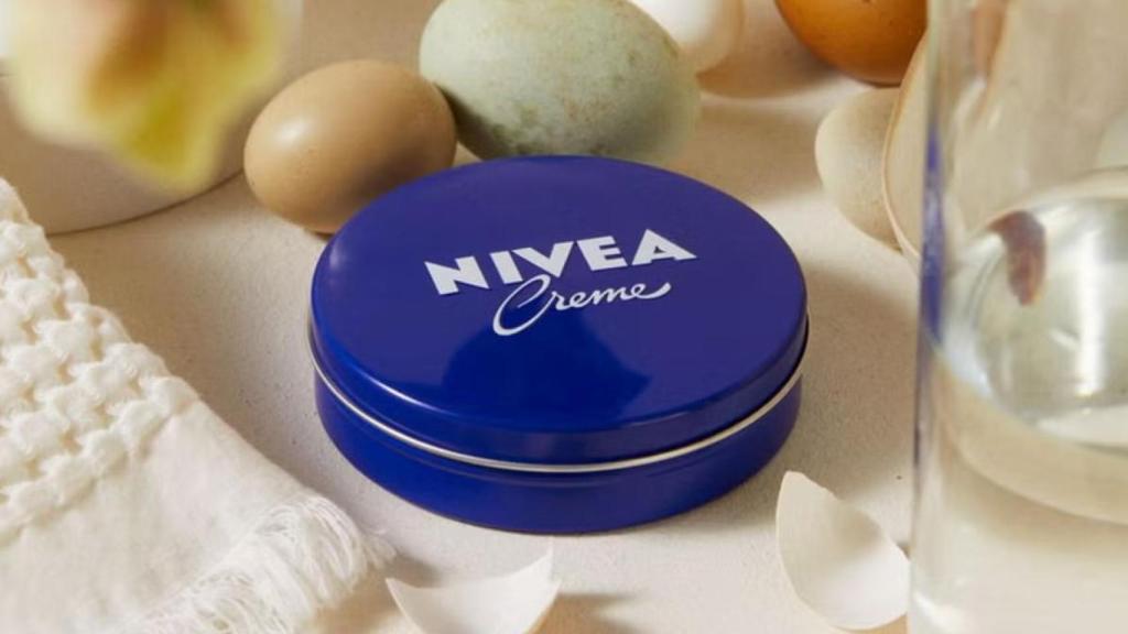 Lata azul de Nivea.