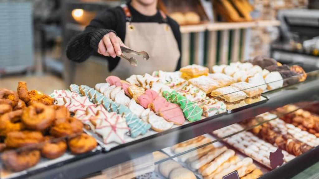 Vitrina con cookies y pasteles.