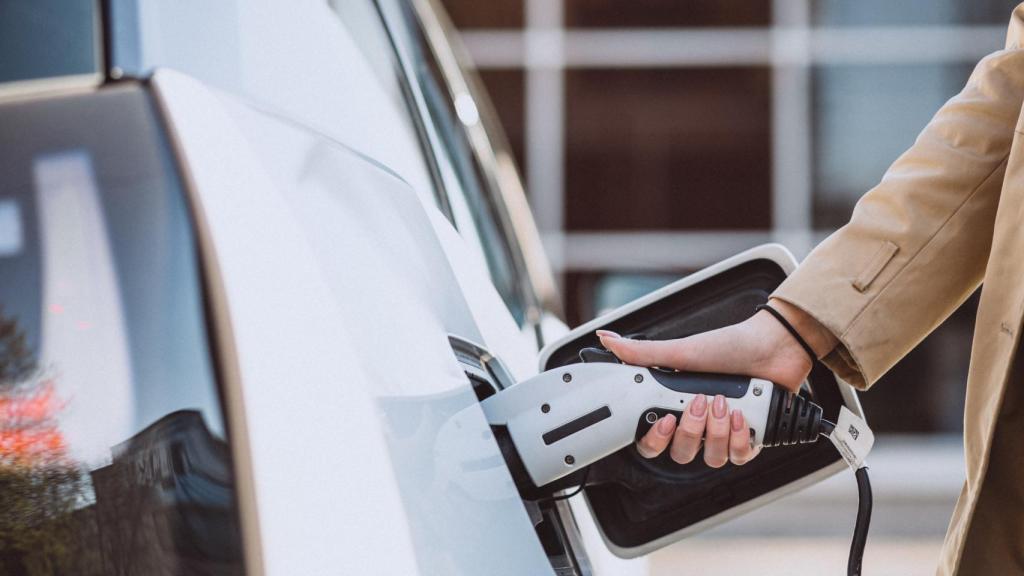 Repostaje de un coche eléctrico.