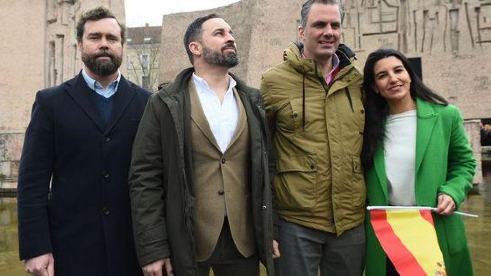 Espinosa de los Monteros, Abascal, Ortega Smith y Rocío Monasterio en la conocida foto de Colón.