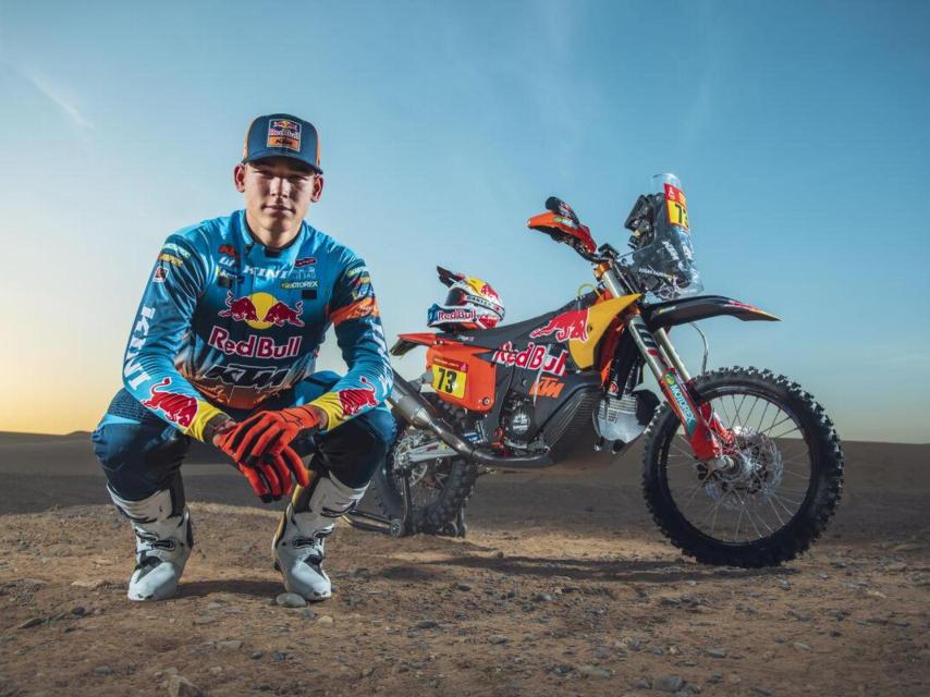 Edgar Canet posa para una foto con su KTM.
