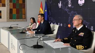 El presidente del Gobierno, Pedro Sánchez (c), acompañado por la ministra de Defensa, Margarita Robles, y el Jemad, el almirante general Teodoro López Calderón, durante la videoconferencia.