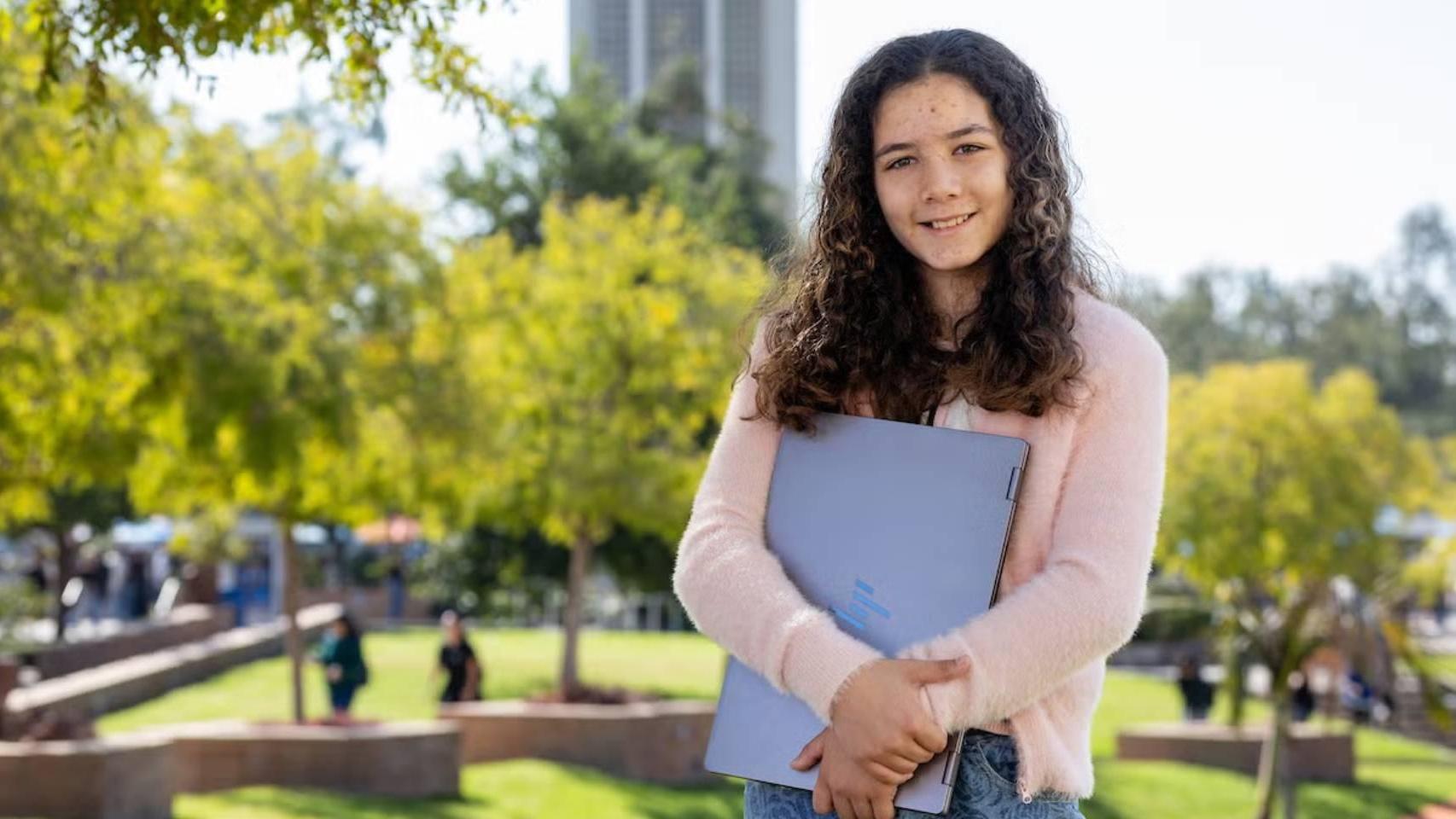 Alisa Perales, licenciada en matemáticas y ciencia a los 10 años.
