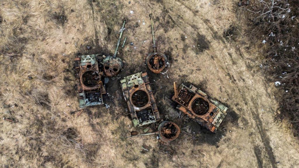Tanques rusos destruidos en una aldea de la región del Donetsk.