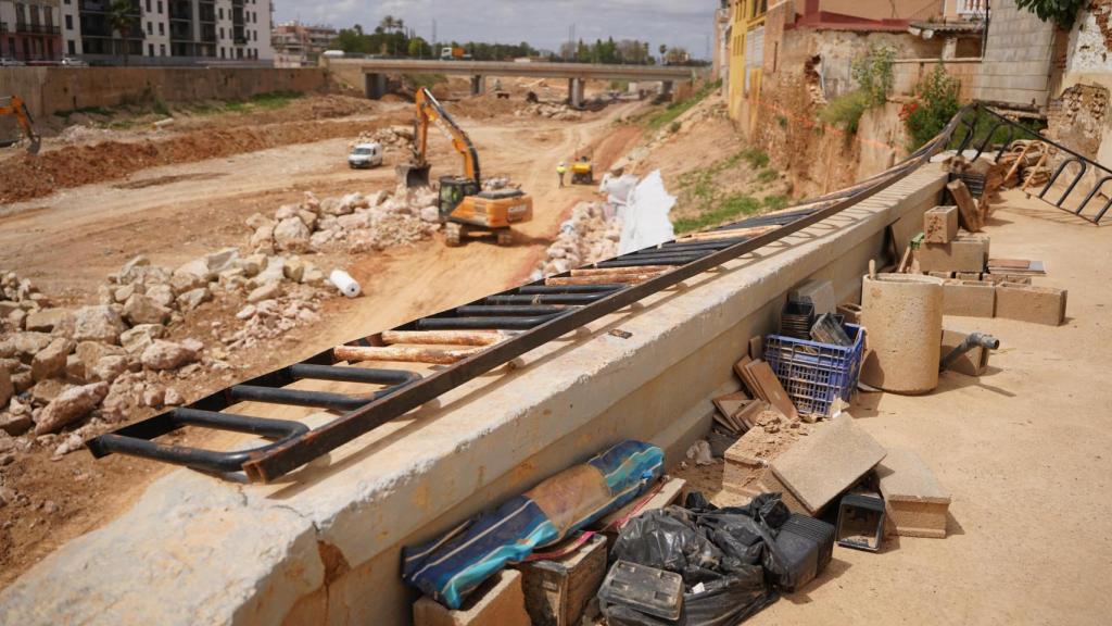 Labores de reconstrucción en el barranco del Poyo.