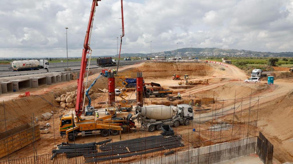 Vista de las obras de emergencia para la reconstrucción de los puentes de la A-7. Efe / Ana Escobar