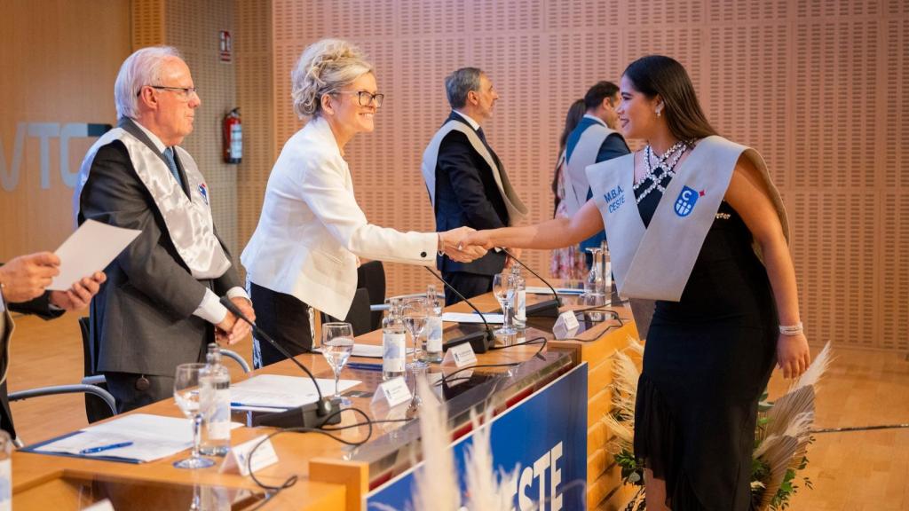 José María Marín, presidente de CESTE, y Claire Blanchard, Partnership Team Leader (UWTSD), en la entrega de diplomas.