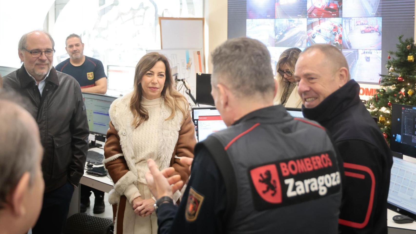 La alcaldesa de Zaragoza durante su visita a los trabajadores en Nochebuena