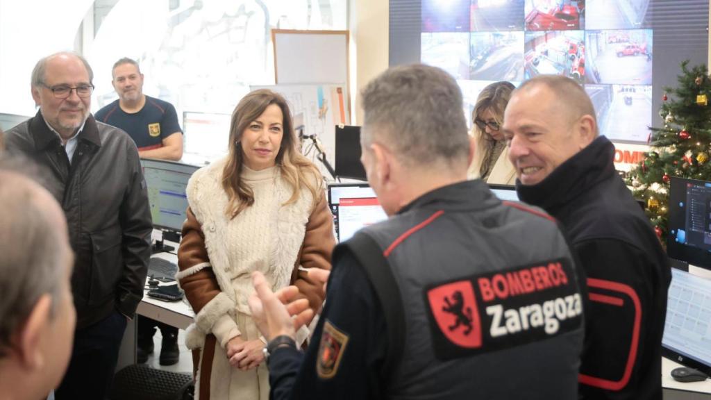 La alcaldesa de Zaragoza durante su visita a los trabajadores en Nochebuena