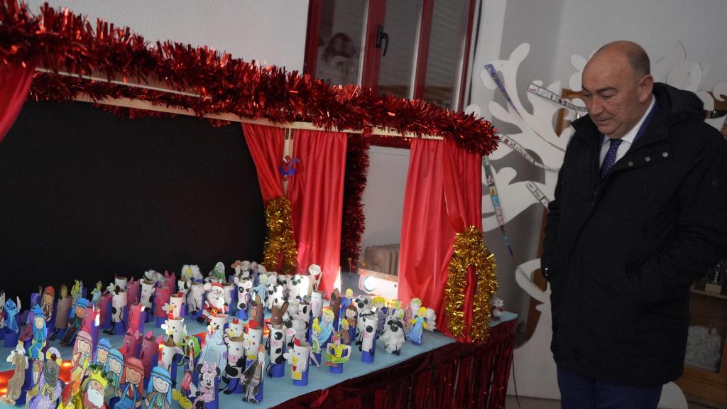 El presidente de la Diputación de Segovia, Miguel Ángel de Vicente, durante su visita a uno de los nacimientos ganadores del Concurso Provincial de Belenes