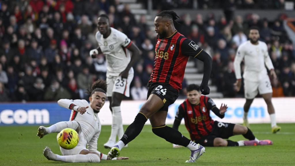Semenyo dispara a portería durante un partido contra el Chelsea.