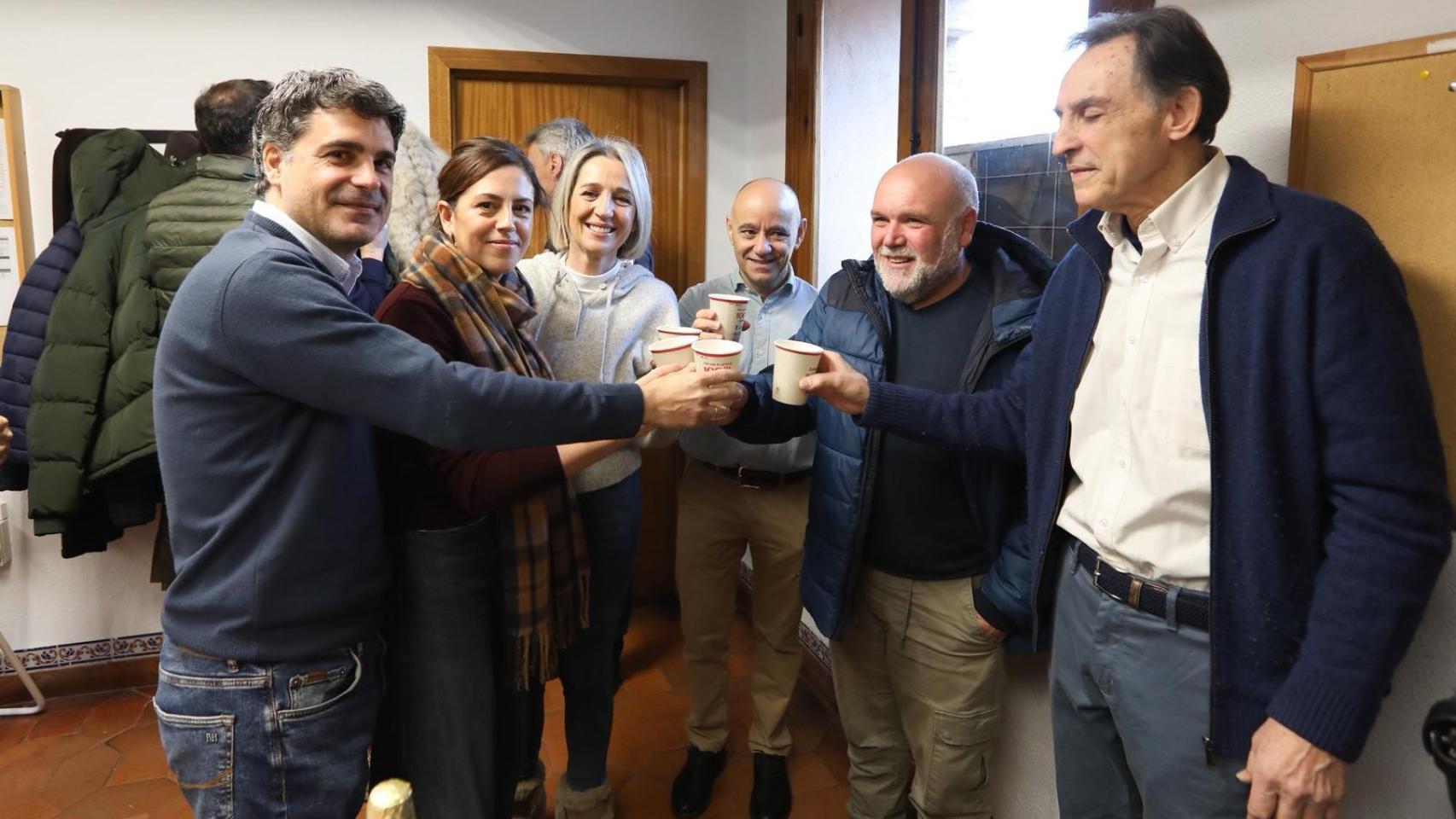 Juanjo Alcalde, Noelia de la Cruz, Inés Cañizares y Txema Fernández, junto al coordinador de Emergencias y el policía Antonio Sánchez Palencia.