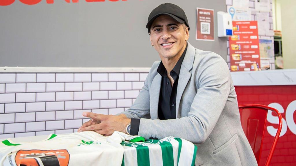 Diego Jaime en uno de sus locales de hamburguesas.