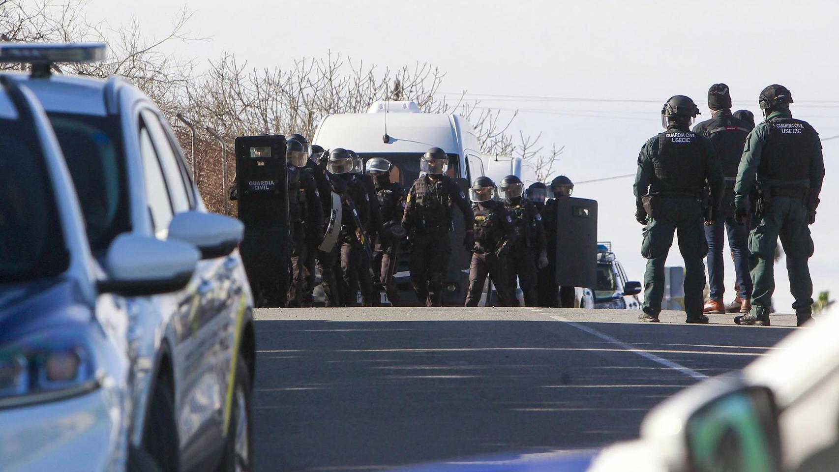 Momento en el que los detenidos todavía se encontraban atrincherados en la vivienda.