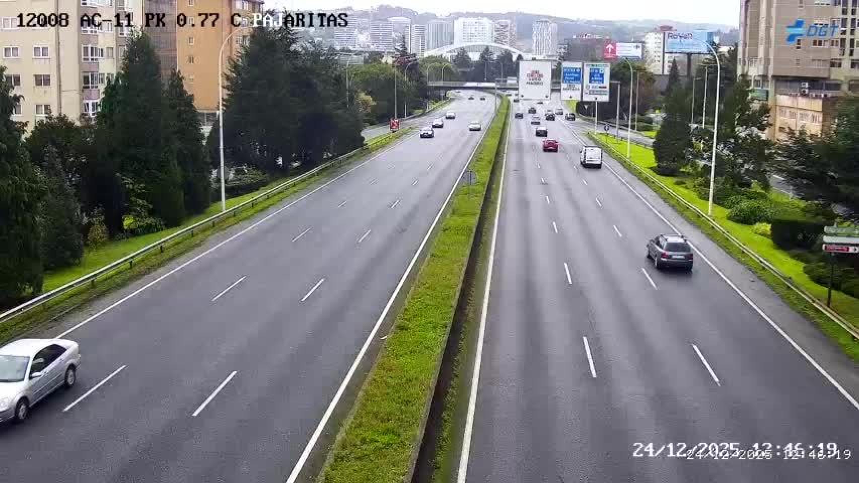 Escaso tráfico en Alfonso Molina esta mañana de 24 de diciembre en A Coruña