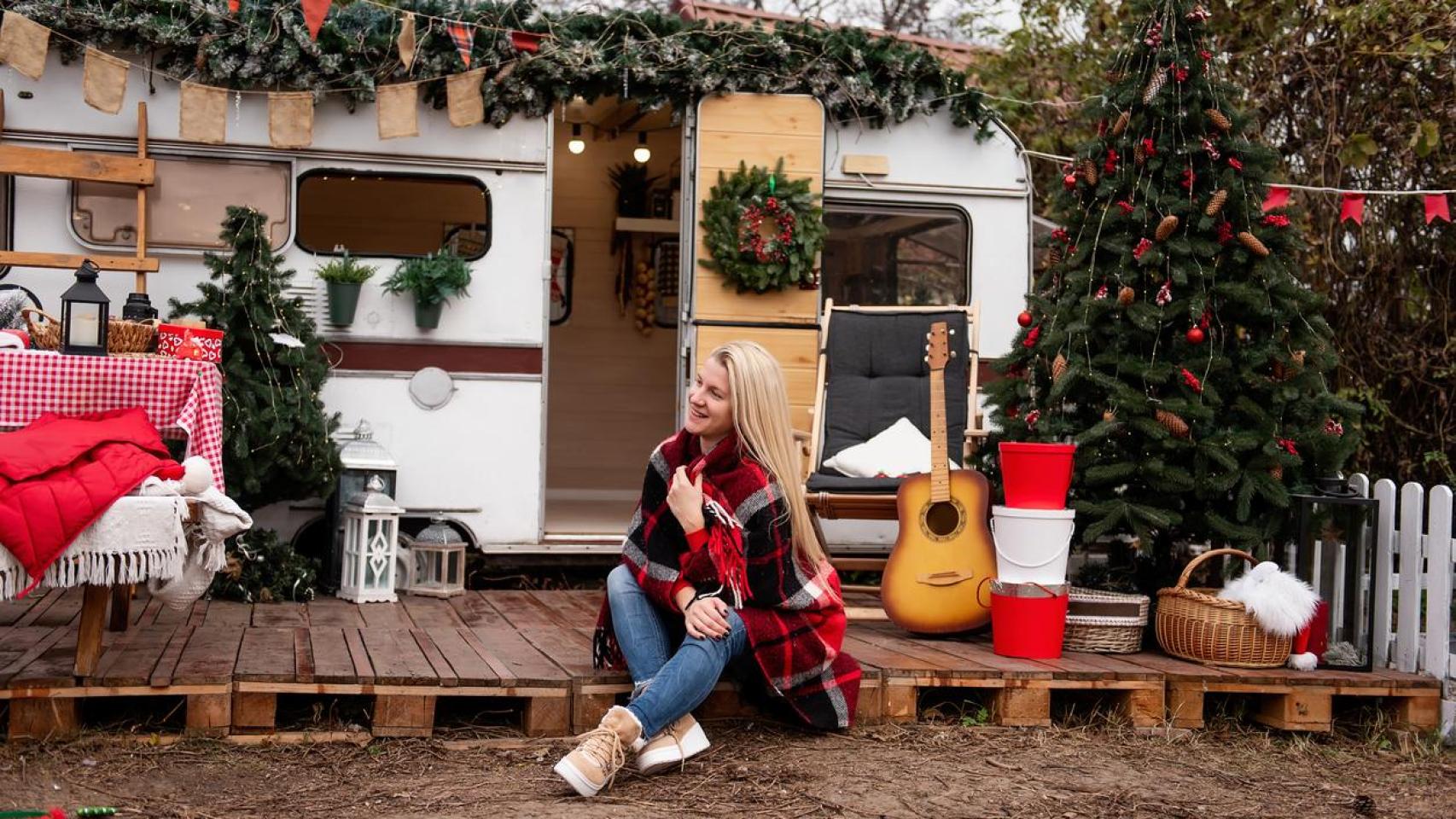 Joven viviendo en una caravana.