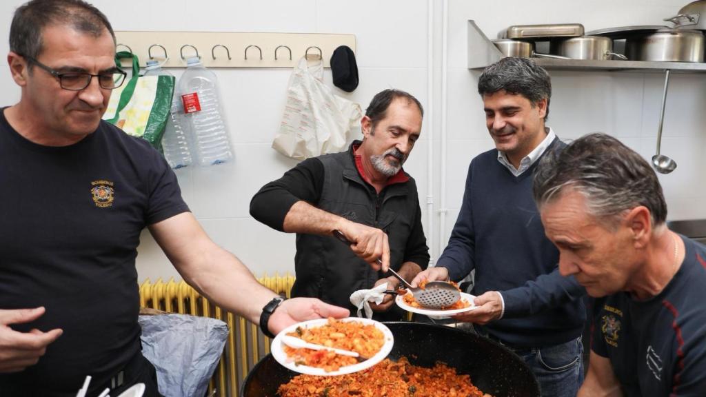 Las tradicionales migas navideñas de los bomberos.