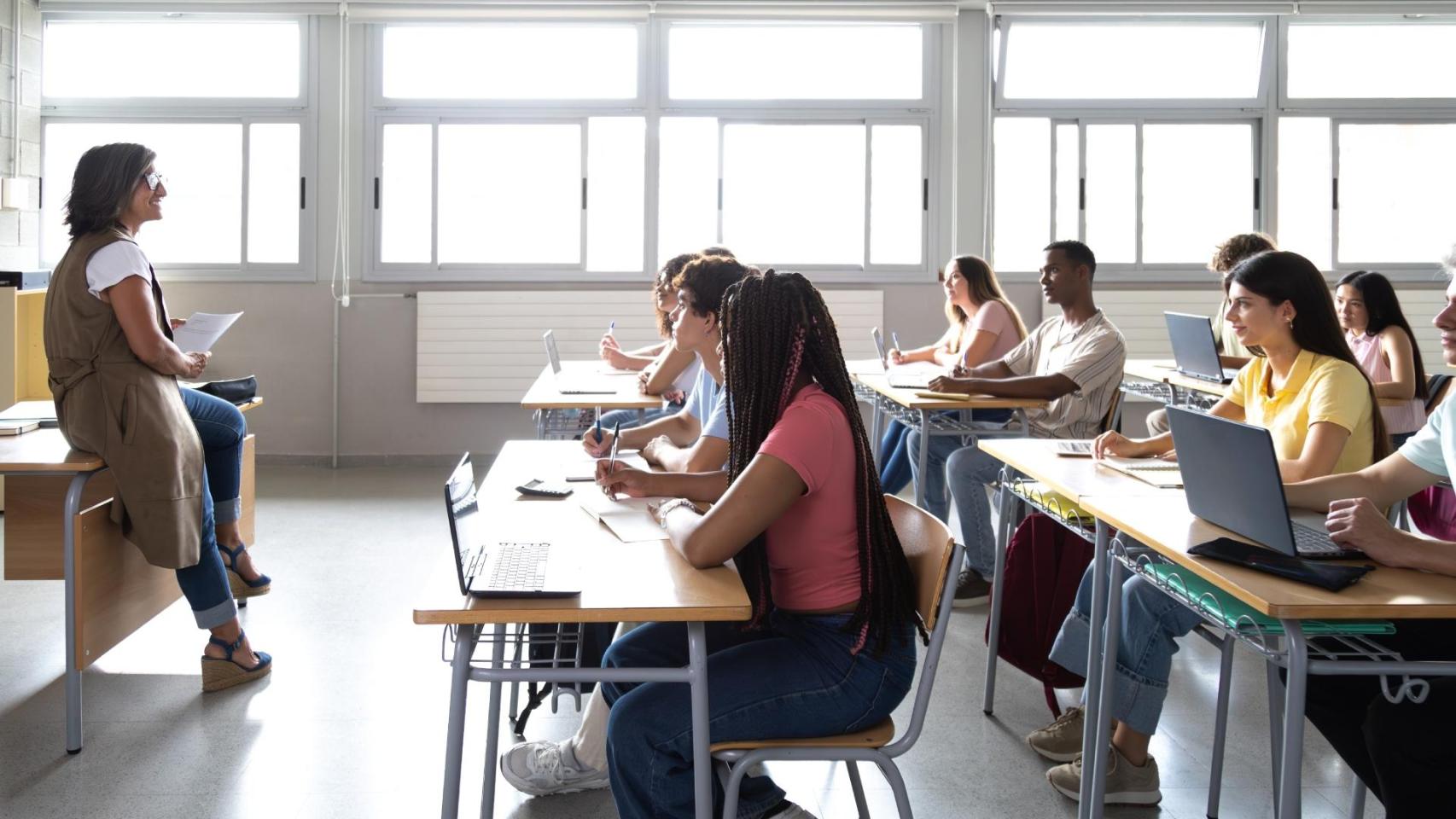 Imagen de archivo de una profesora dando clase