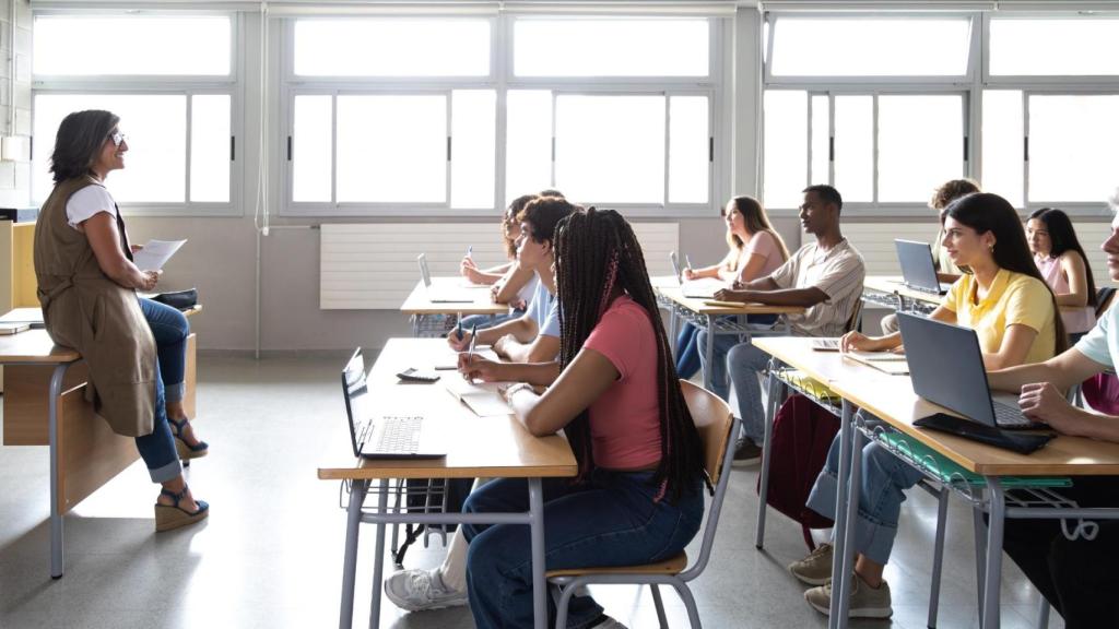 Imagen de archivo de una profesora dando clase