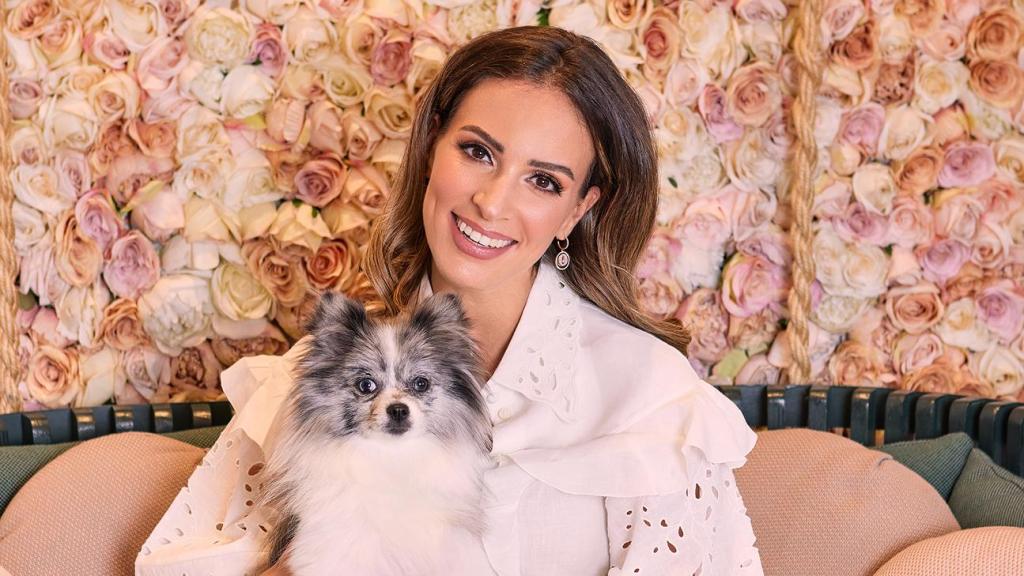 Una chica con un perro en Rosas Café.