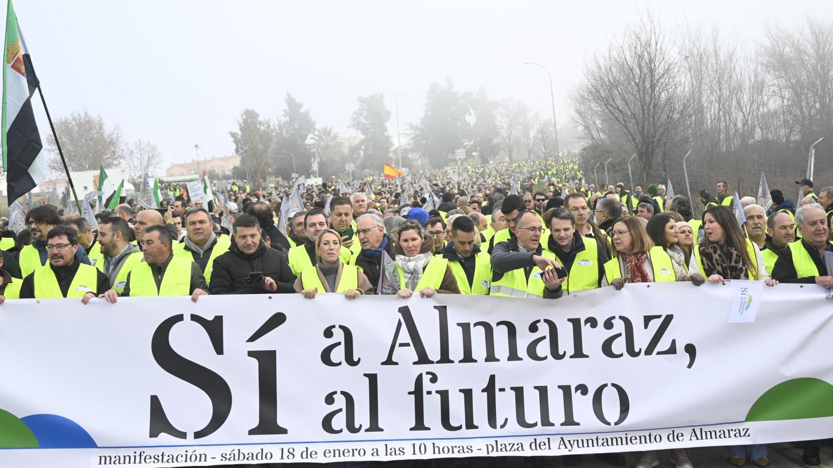 Manifestantes marchan desde la Plaza del Ayuntamiento de Almaraz hasta las puertas de la central nuclear para pedir su continuidad.