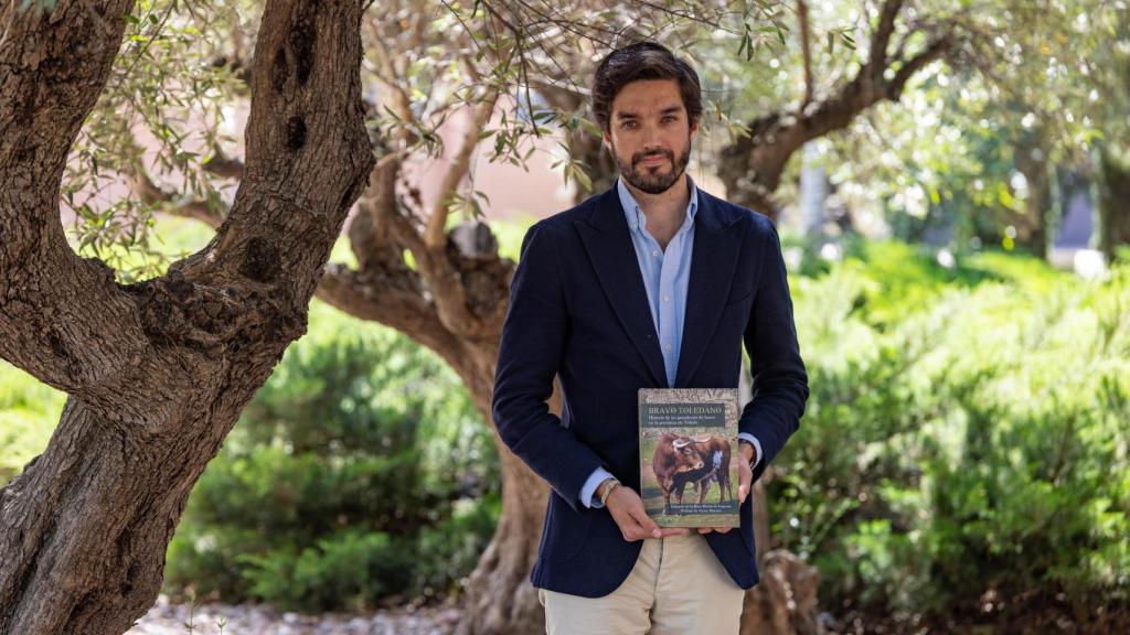 Eduardo de la Rosa con un ejemplar de 'Bravo toledano' en sus manos.