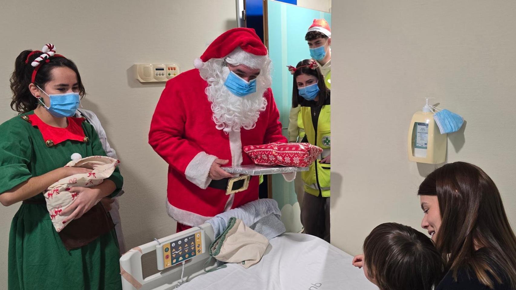 Papá Noel reparte ilusión entre los más pequeños en el Hospital Quirónsalud Marbella.