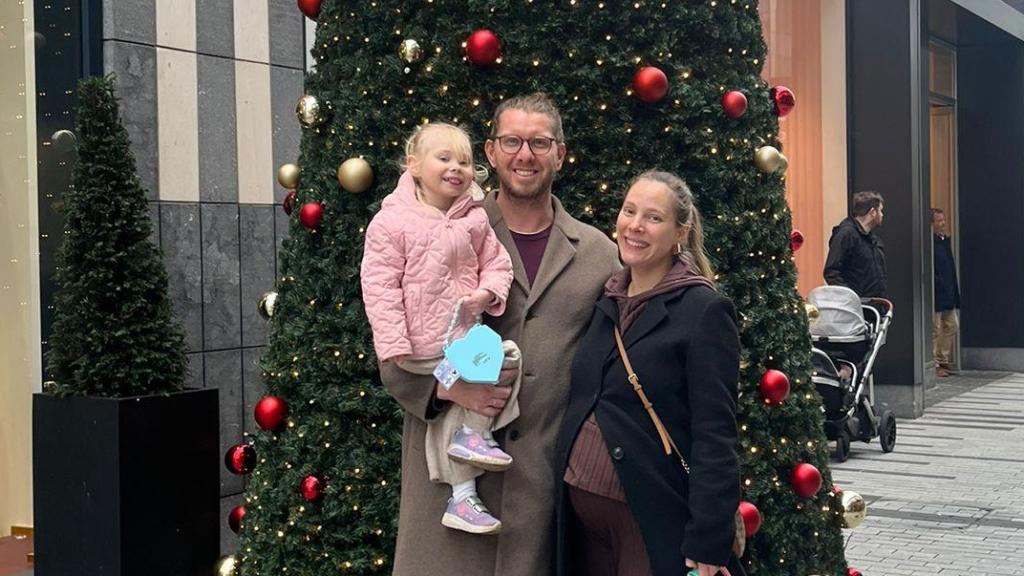 Castellar Miguel junto a su marido y su hija de 2 años en Cork