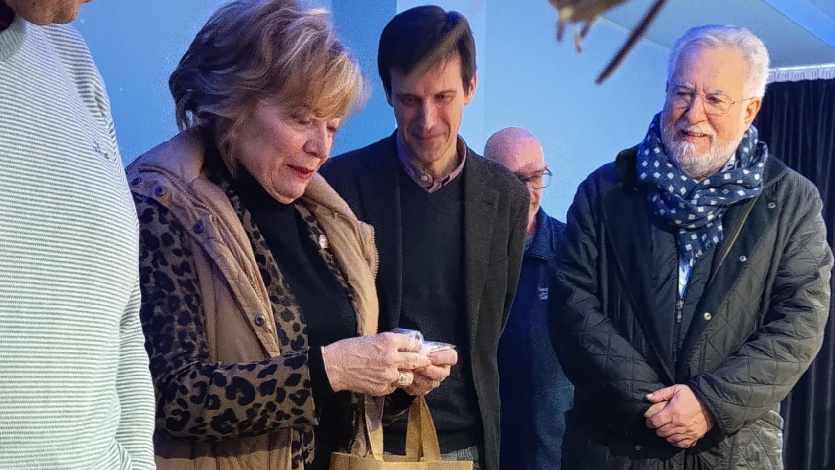 Visita del presidente del Parlamento de Galicia al mercadillo navideño del Hogar y Clínica San Rafael