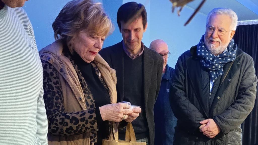 Visita del presidente del Parlamento de Galicia al mercadillo navideño del Hogar y Clínica San Rafael