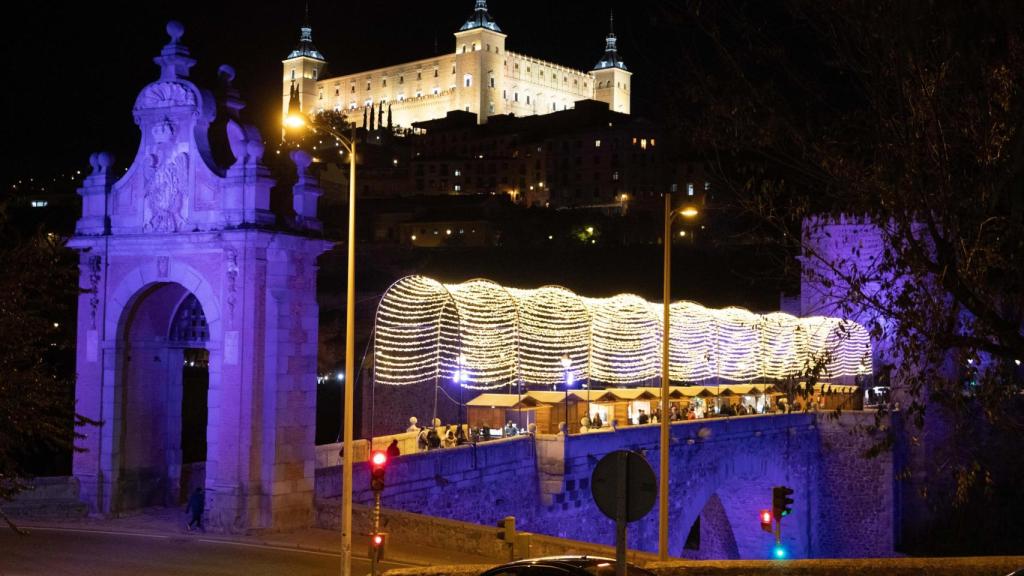 Iluminación navideña del Puente de Alcántara, con el Alcázar al fondo.