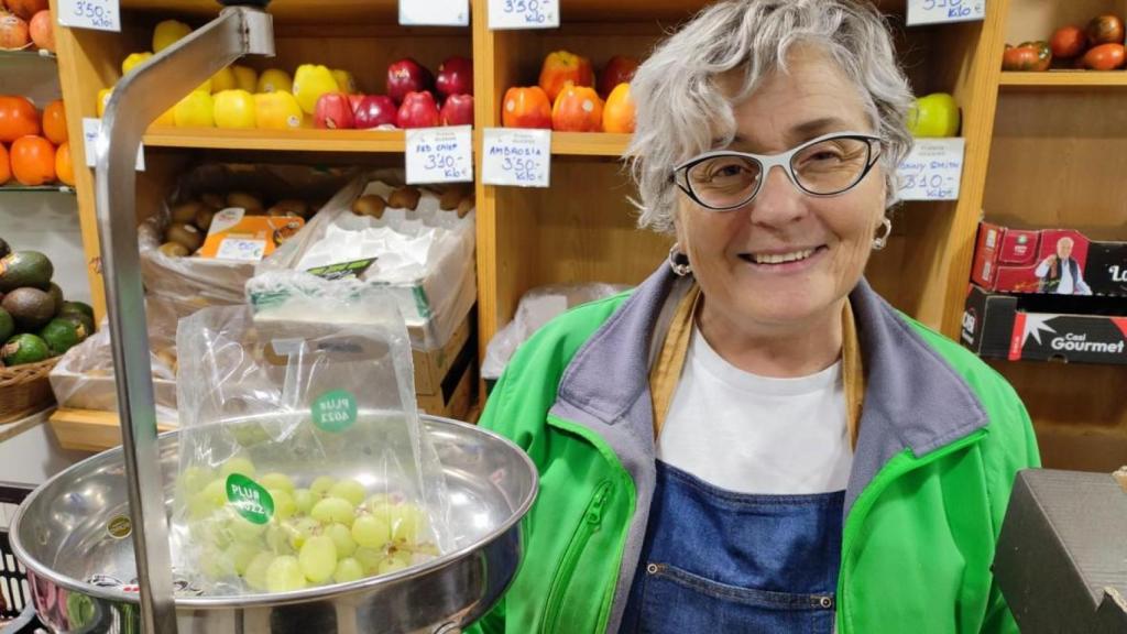 Susana Lago pesa uvas en la frutería Iglesias.