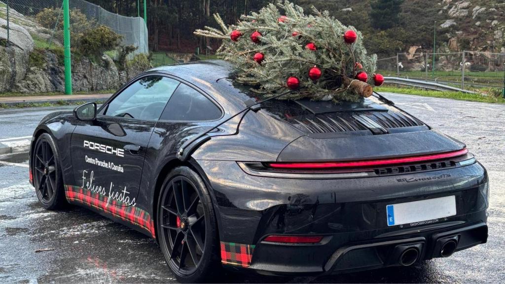 Modelo Porsche 911 decorado por Navidad.