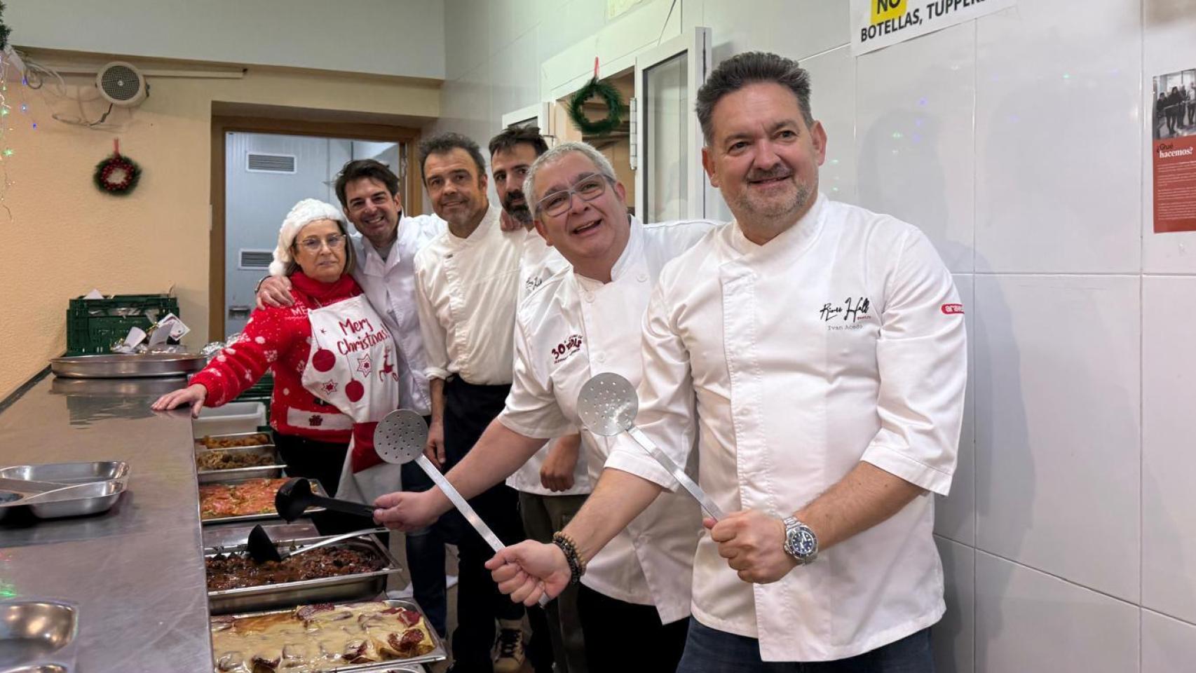 Comida de Nochebuena de Aura en el comedor de social de la parroquia del Carmen.