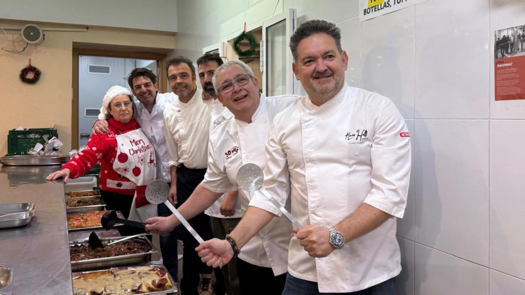 Comida de Nochebuena de Aura en el comedor de social de la parroquia del Carmen.