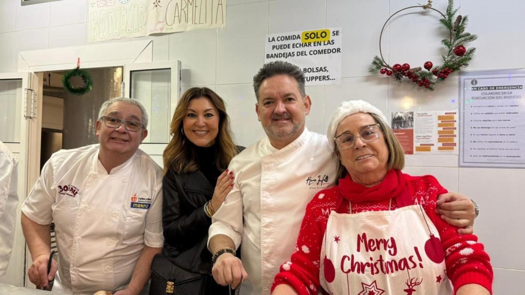 El maître de Aura, Santiago Pastor; la directora Comercial y de Relaciones Institucionales de EL ESPAÑOL DE ARAGÓN, Susana Cano; el propietario de Aura, Iván Acedo; y la coordinadora del comedor social, Gloria Pardos.