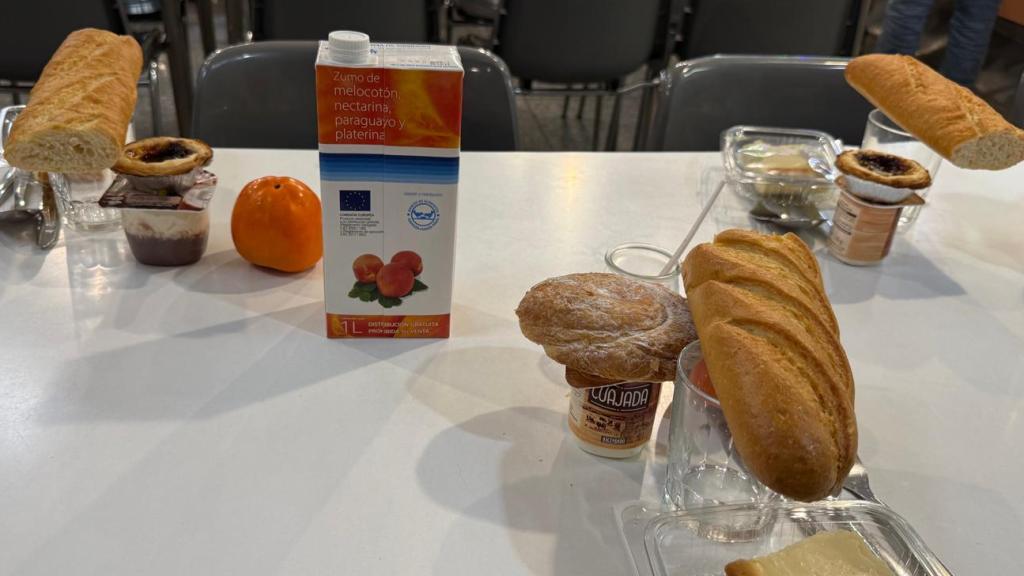 Una de las mesas del comedor.