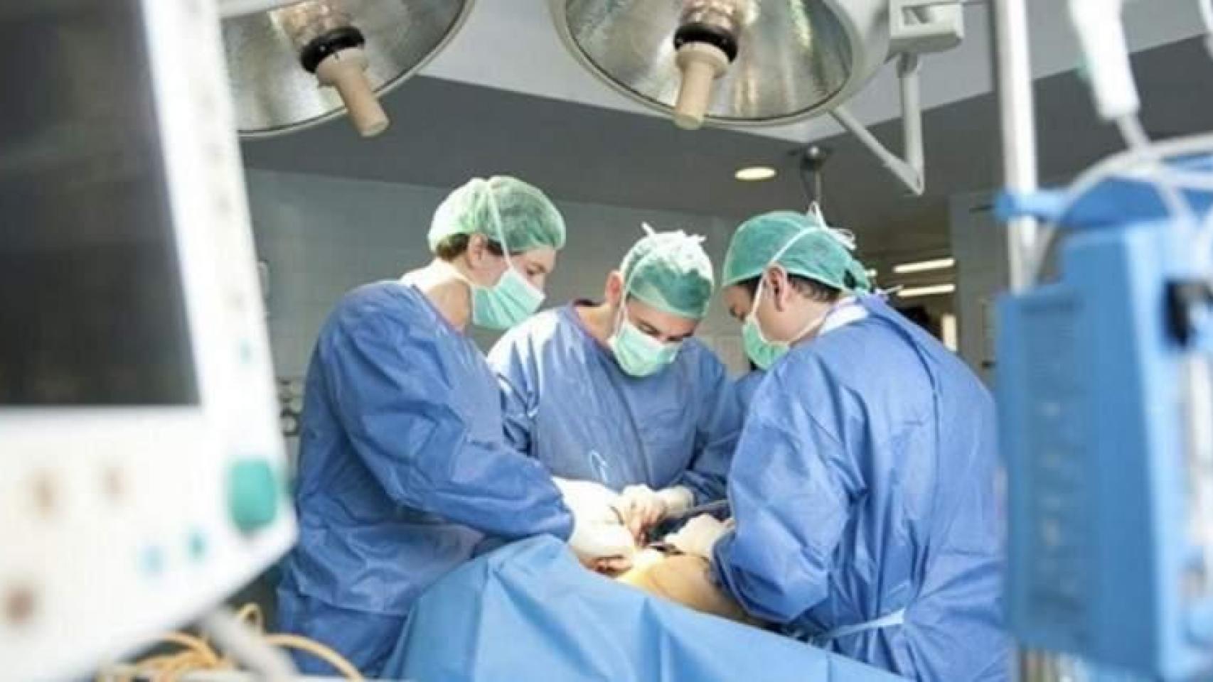 Cirujanos en medio de una operación.