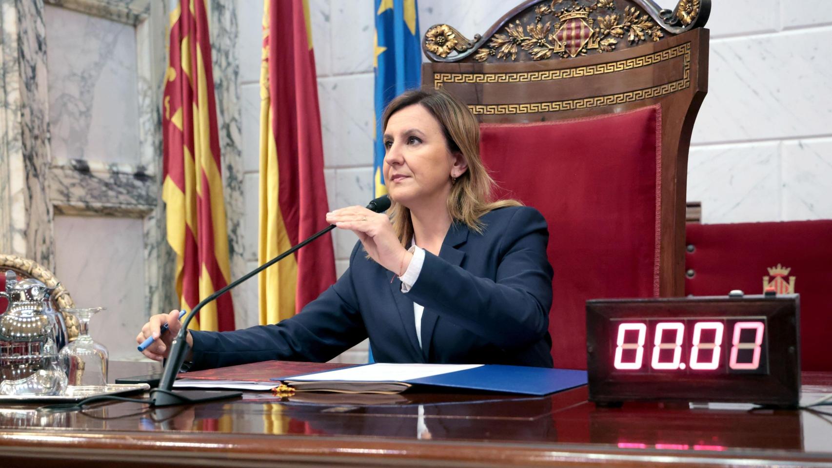 La alcaldesa de Valencia, María José Catalá, durante un pleno del ayuntamiento, en una imagen de archivo. EE