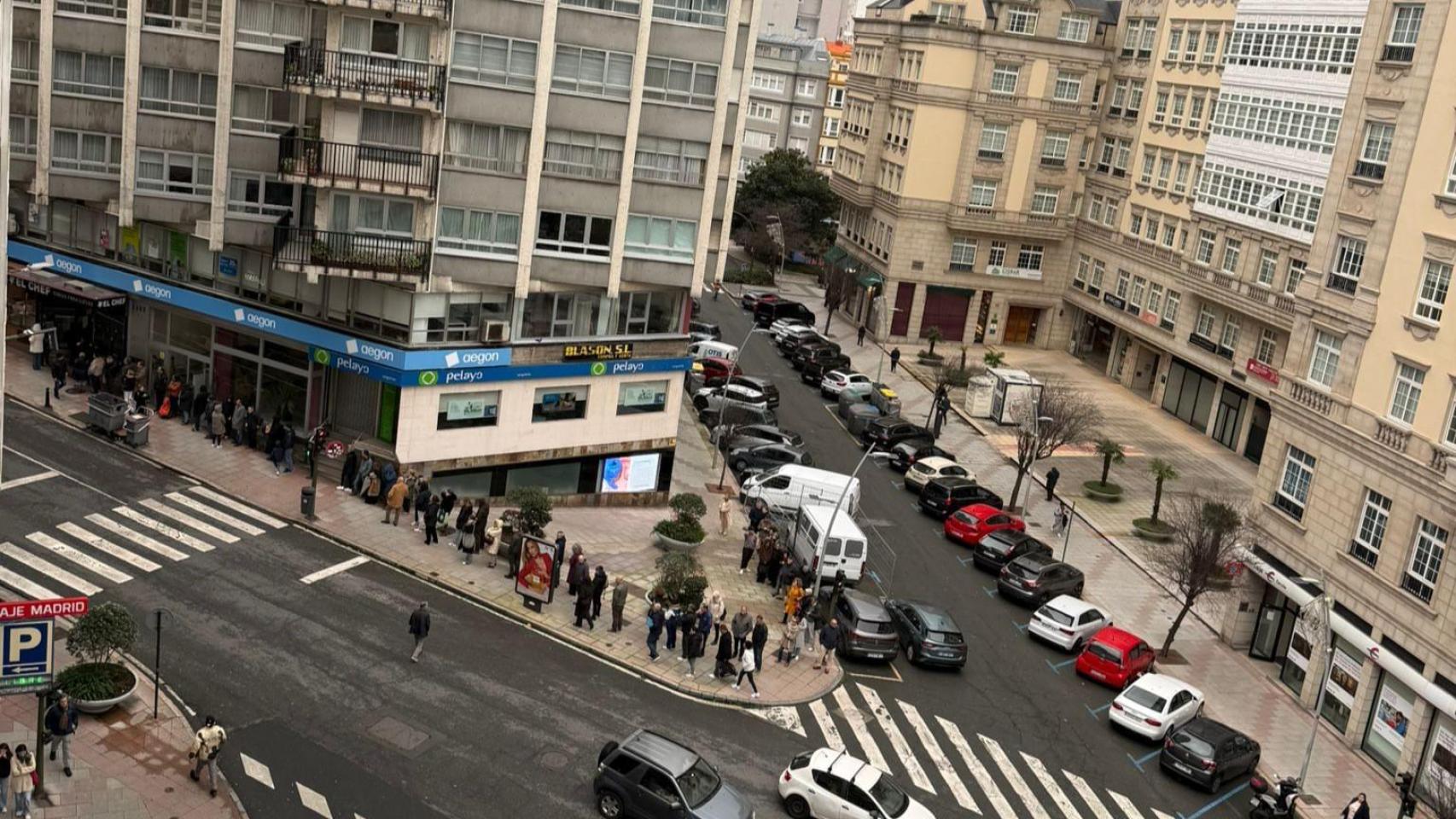 Largas colas este 24 de diciembre en la avenida Finisterre de A Coruña.