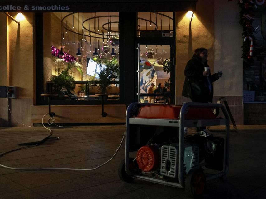 Gerador elétrico no meio da rua em Odessa.