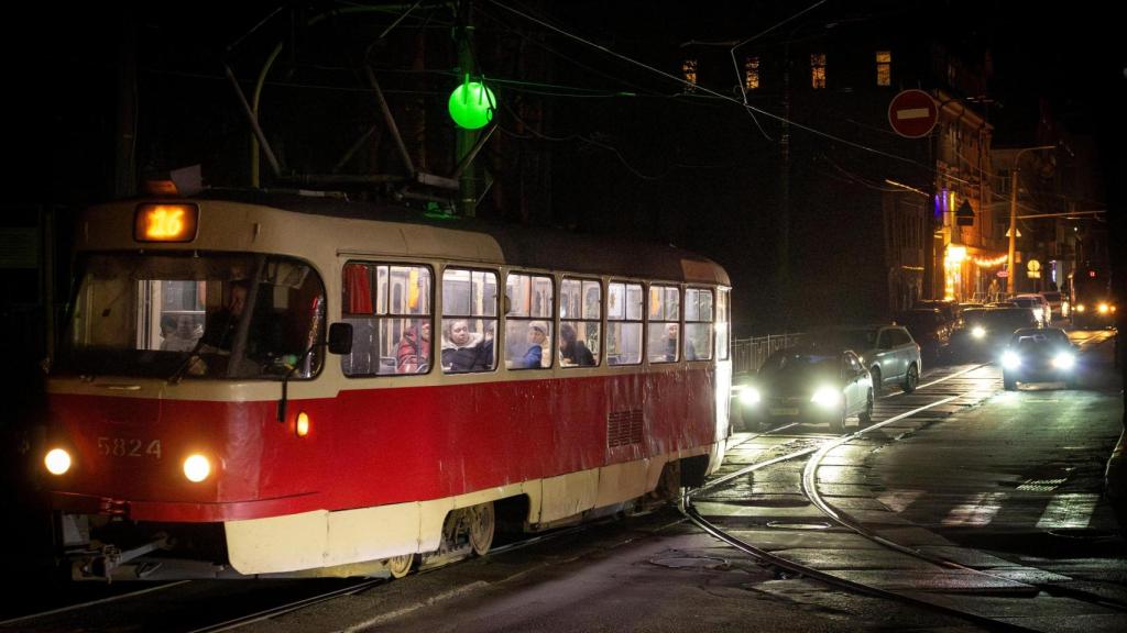 Un barrio de Kiev, completamente a oscuras tras los ataques rusos contra la infraestructura energética ucraniana.