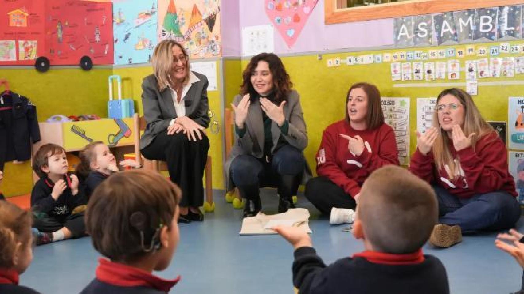Isabel Díaz Ayuso en un colegio público de Madrid